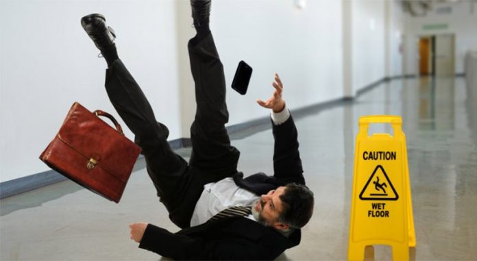 Comércio deve indenizar cliente que quebrou pé ao cair em chão molhado