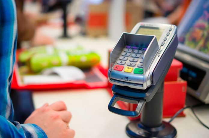 Redução na taxa do cartão de débito beneficia pequeno varejista