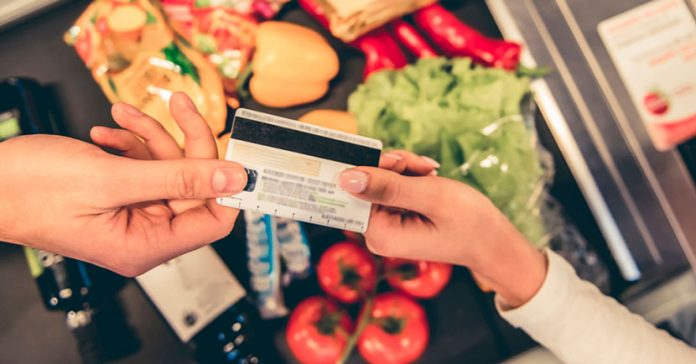 Alimentos e remédios lideram gastos no cartão de crédito em junho, aponta indicador da CNDL/SPC Brasil